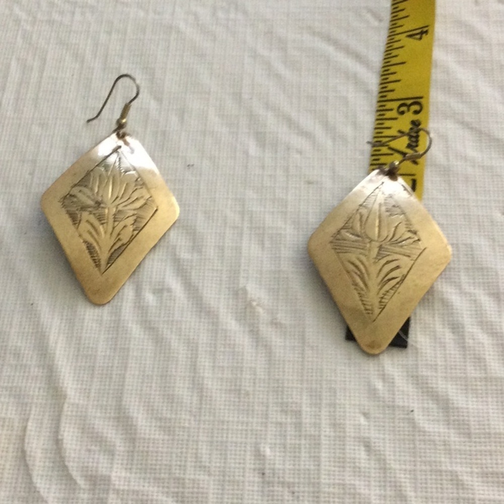 Vintage pair of etch brass earrings - Picture 2 of 5